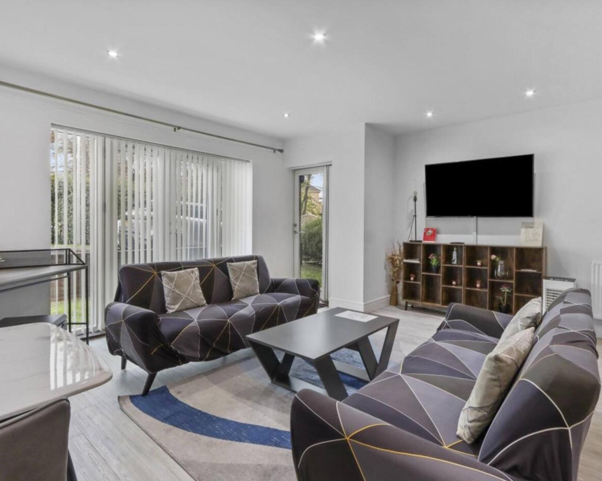 Luxury 2bedroom - 2bath - Prime Location - Patio *