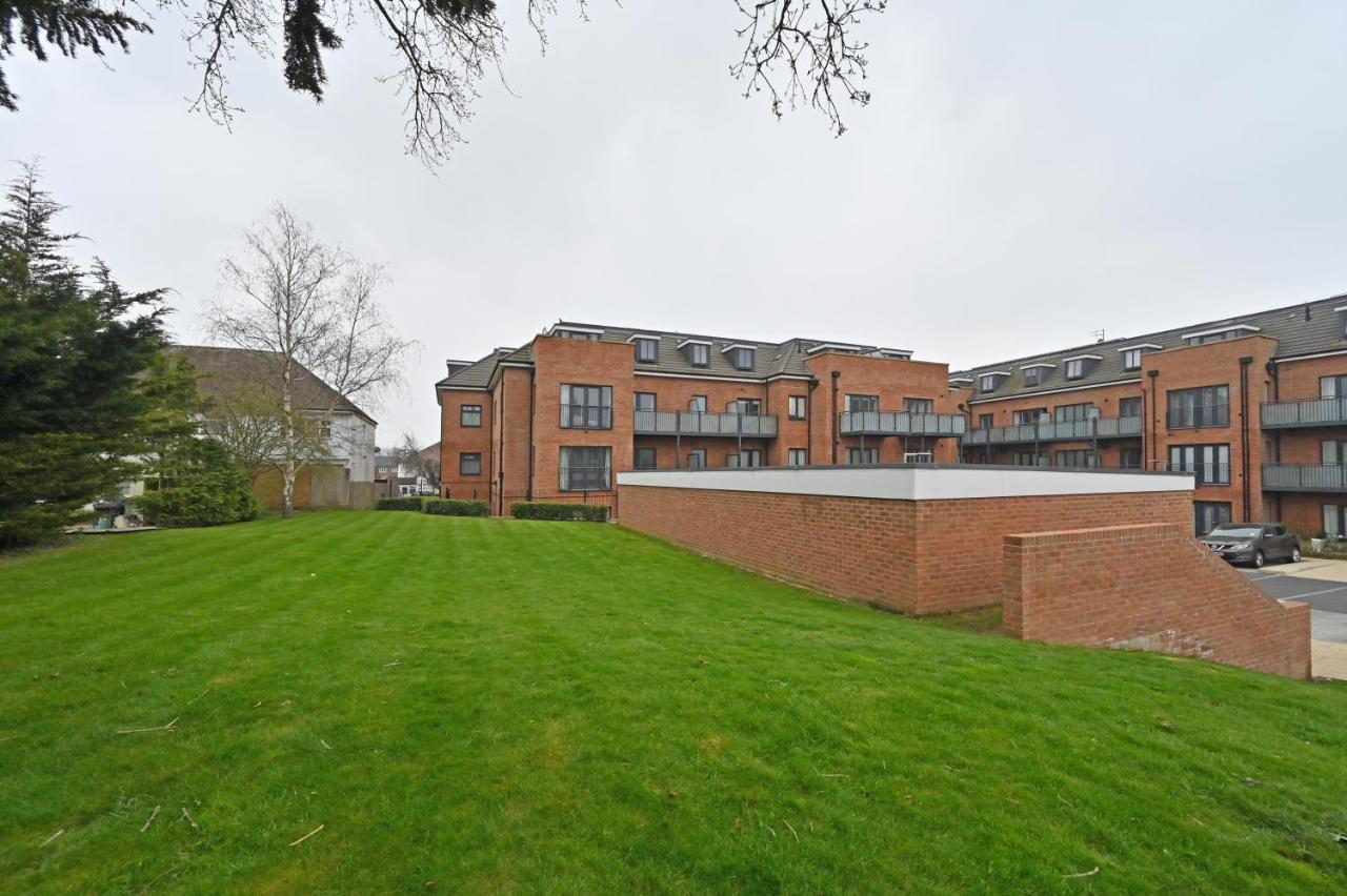 Luxury 2bedroom - 2bath - Prime Location - Patio Apartment Harrow on the Hill